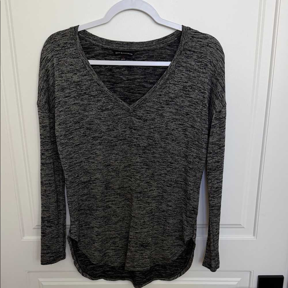 Rock & Republic Heathered Black V-Neck Long Sleeve Top